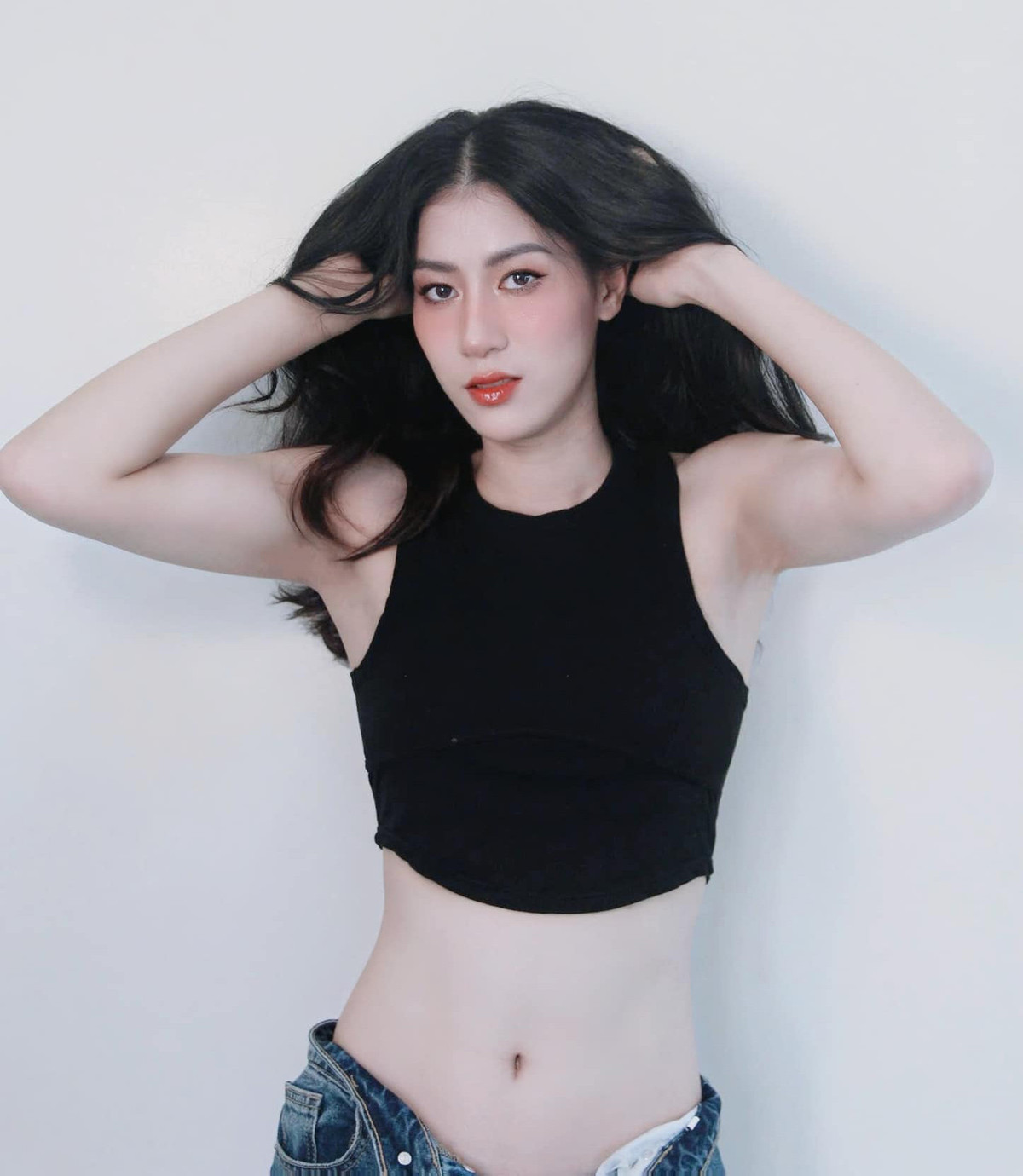 Cô nàng gây ấn tượng bởi vẻ ngoài xinh đẹp cùng vóc dáng đầy thu hút với chiều cao 1m75, ngoài đời Kiều Trinh vô cùng giản dị trong phong cách ăn mặc.