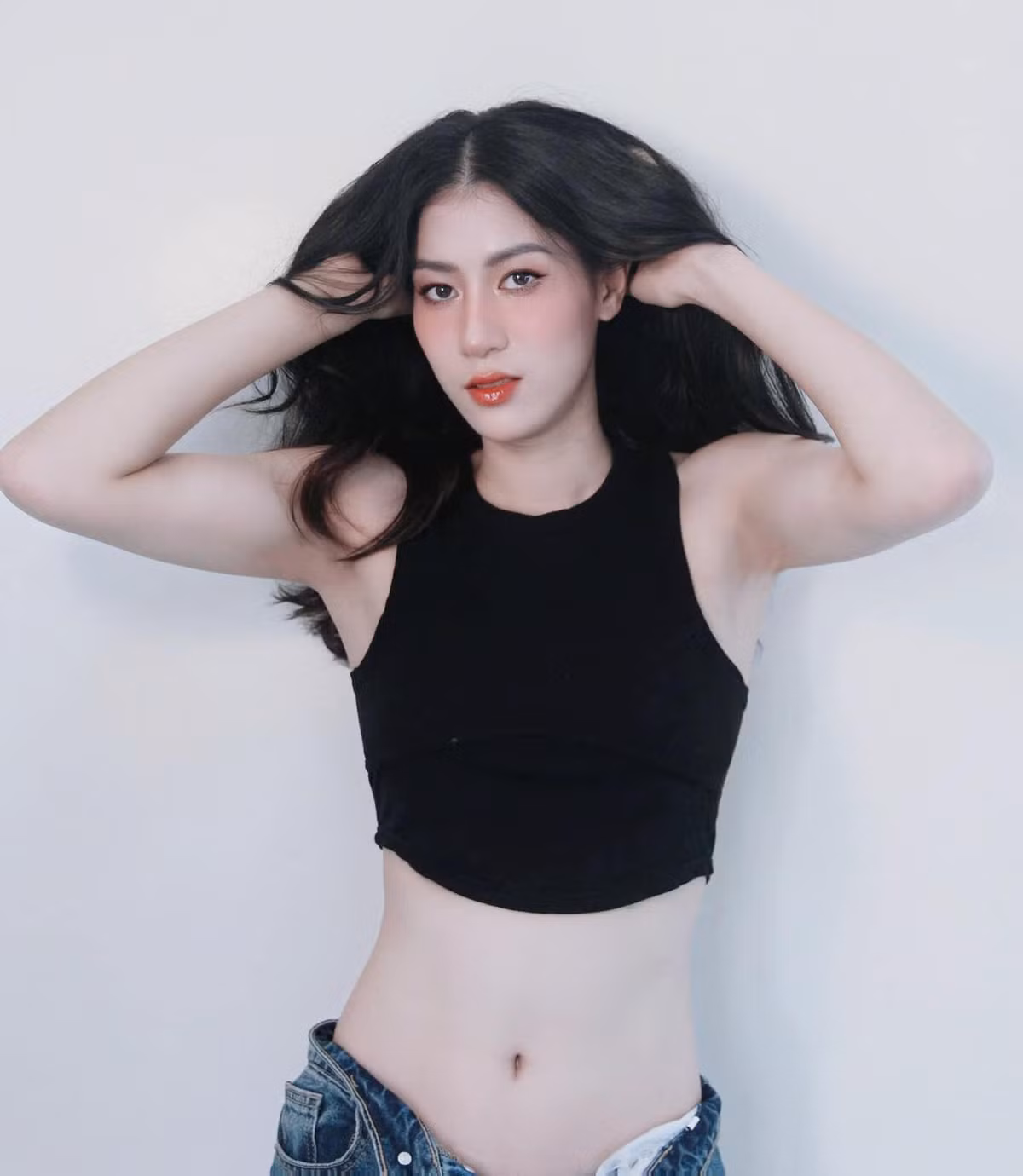 Cô nàng gây ấn tượng bởi vẻ ngoài xinh đẹp cùng vóc dáng đầy thu hút với chiều cao 1m75, ngoài đời Kiều Trinh vô cùng giản dị trong phong cách ăn mặc.