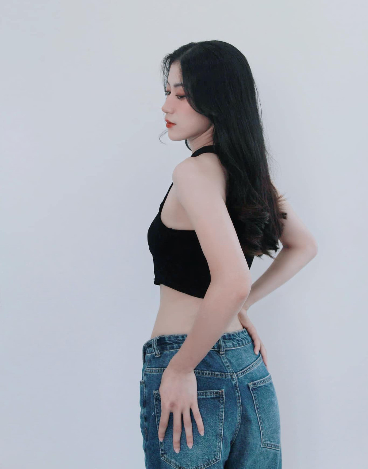 Diện chiếc áo ngắn kết hợp cùng quần jean, Kiều Trinh khoe vòng eo con kiến khiến nhiều cô nàng phải mơ ước.