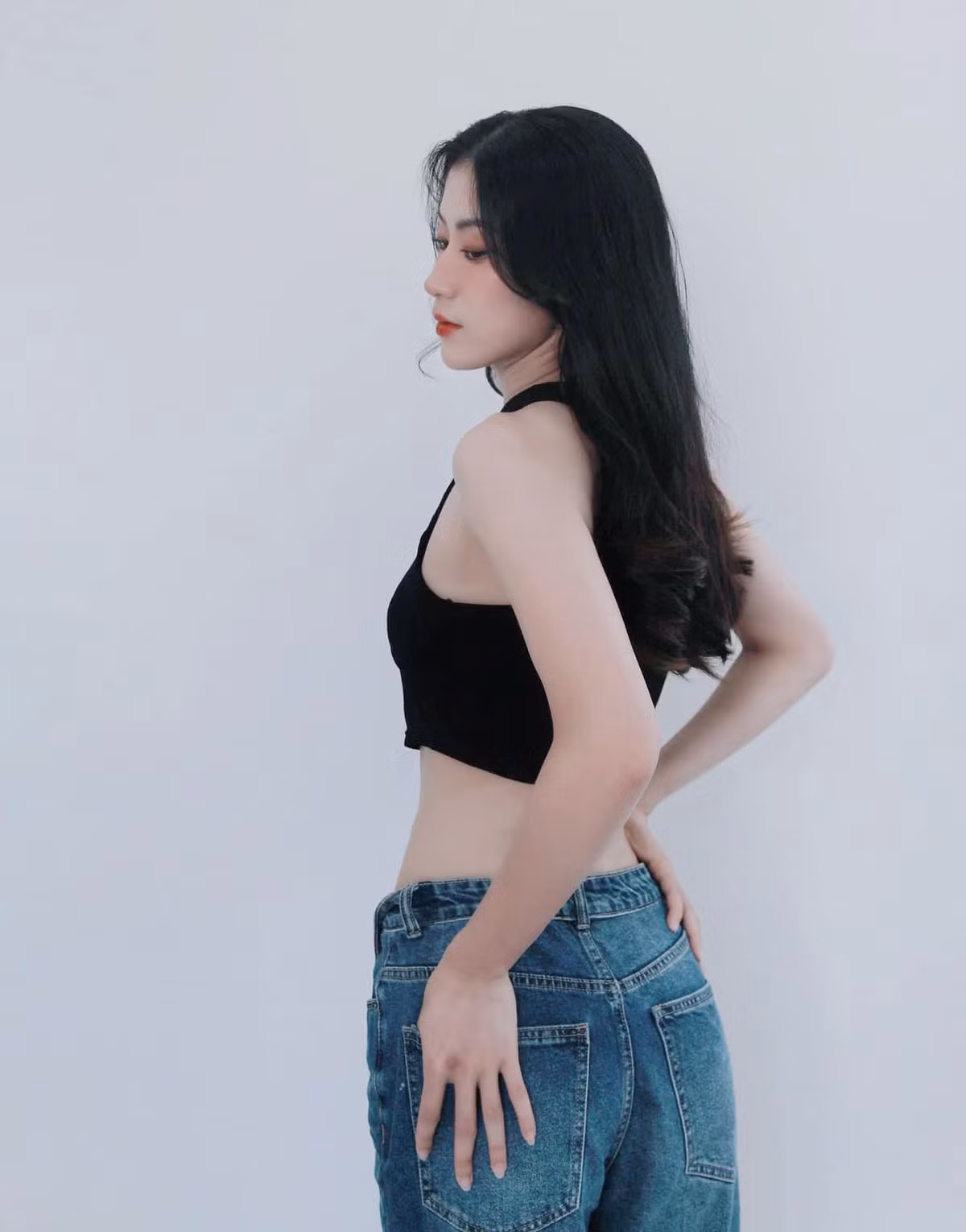 Diện chiếc áo ngắn kết hợp cùng quần jean, Kiều Trinh khoe vòng eo con kiến khiến nhiều cô nàng phải mơ ước.