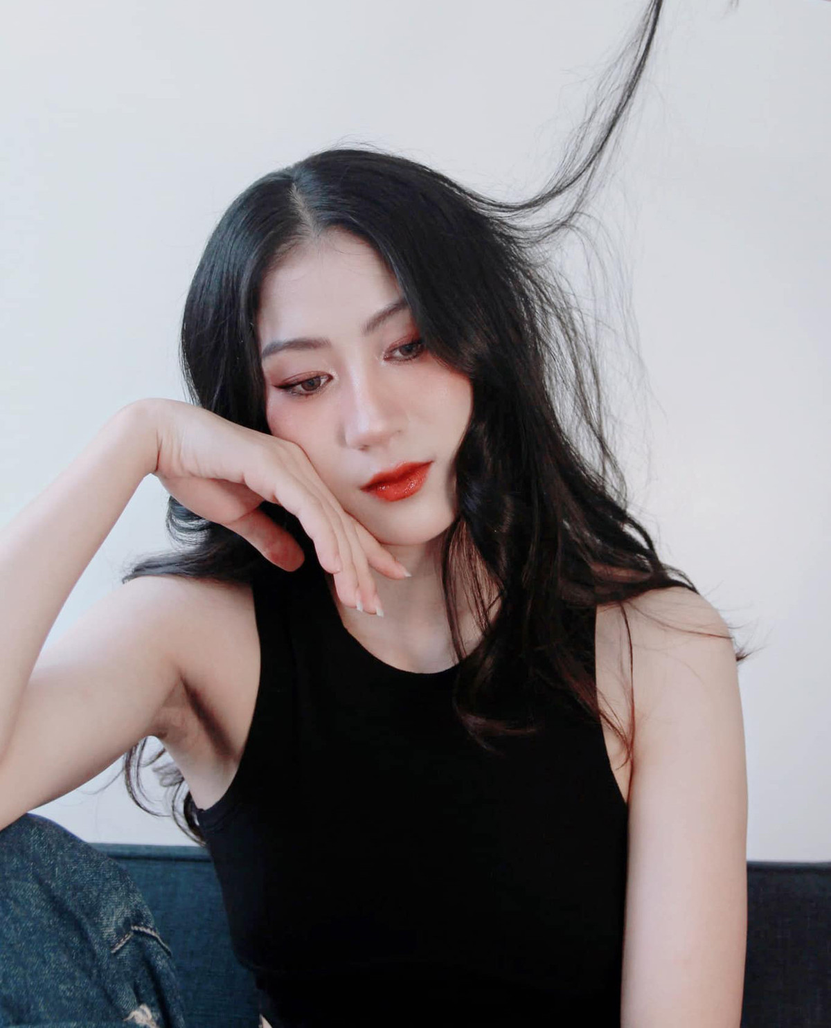 Cô nàng xuất hiện với hình ảnh gợi cảm, quyến rũ và trưởng thành.