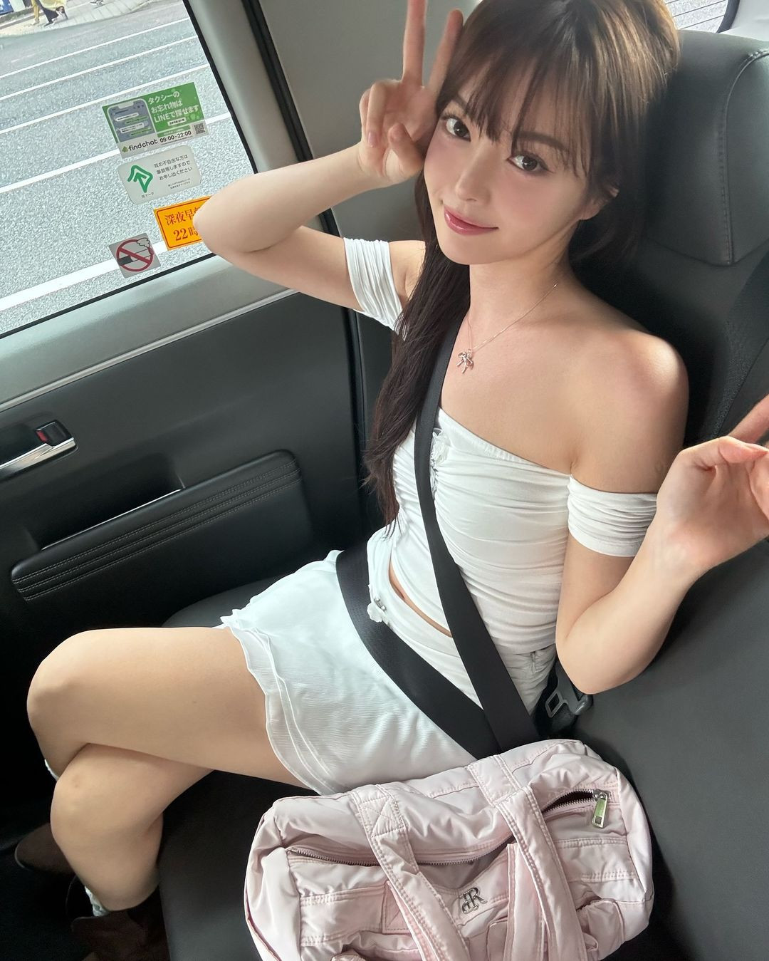 Ngoài những ngày làm việc, sở thích của Jin Jin là du lịch và ẩm thực và mua sắm. Cuộc sống sang chảnh và nhan sắc xinh đẹp của cô là niềm ao ước của nhiều phụ nữ xứ kim chi. (Ảnh: IGNV)