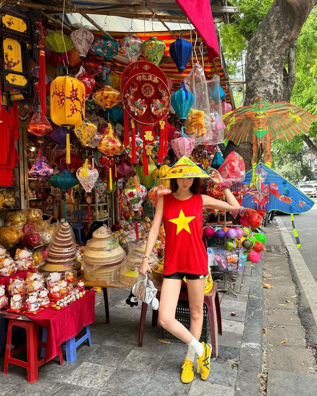 Từng xuất hiện ở phố cổ Hà Nội tỏng trang phục áo cờ đỏ sao vàng, đội nón lá, Jin Jin khiến netizen Việt vô cùng thích thú.