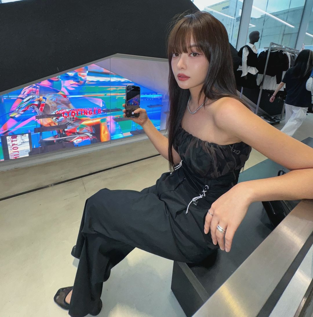 Jin Jin theo đuổi mốt da nâu khỏe khoắn, thân hình không quá phồn thực mà rất cân đối, vừa vặn.