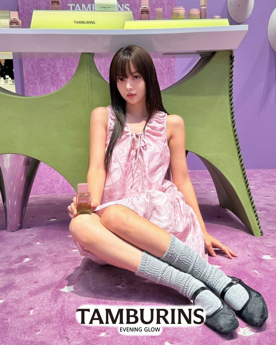 Jin Jin thu hút fan hâm mộ bởi gương mặt tự nhiên với cặp mắt to, sống mũi thanh tú và đôi môi đầy đặn, có độ cong nhẹ rất quyến rũ.