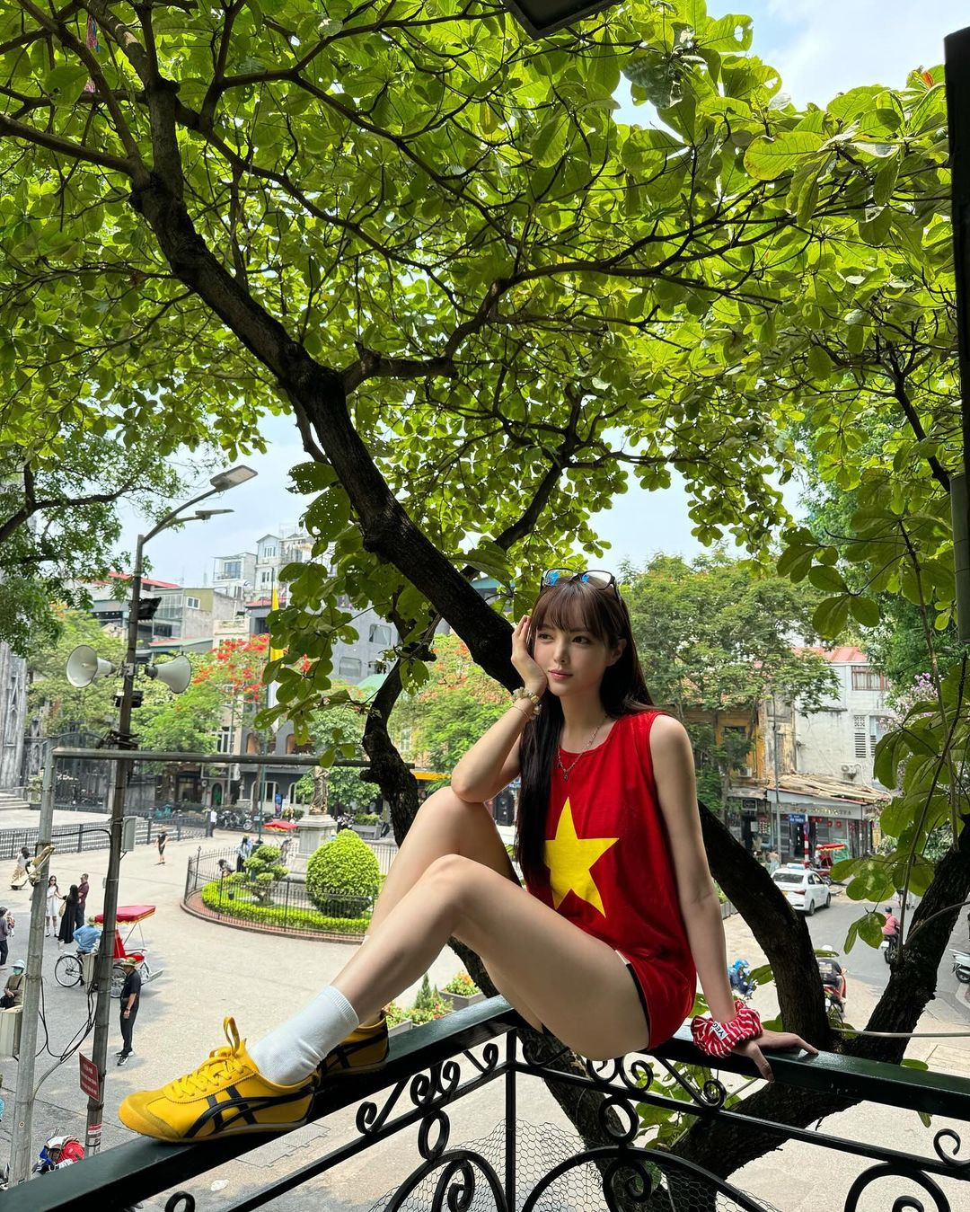 Cô nàng xuất hiện ở nhiều địa điểm như phố Lý Quốc Sư, Hàng Mã, hay quán cà phê cạnh Nhà Thờ Lớn.