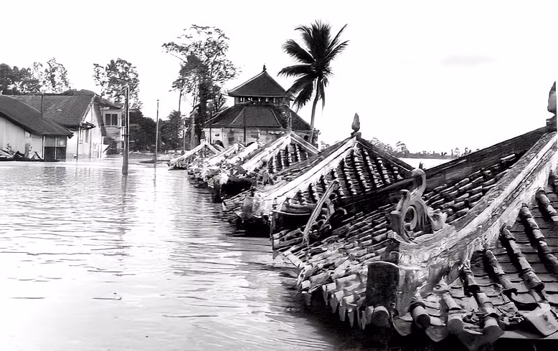 Nước ngập đến tận mái nhà. Cơn bão gây ra thiệt hại nặng nề nhất ở khu vực Gò Công và vùng phụ cận. Hơn 60% nhà ở khu vực này bị sập, 5000 người chết trôi, 80% gia súc chết trong mưa bão... (Ảnh: Internet)