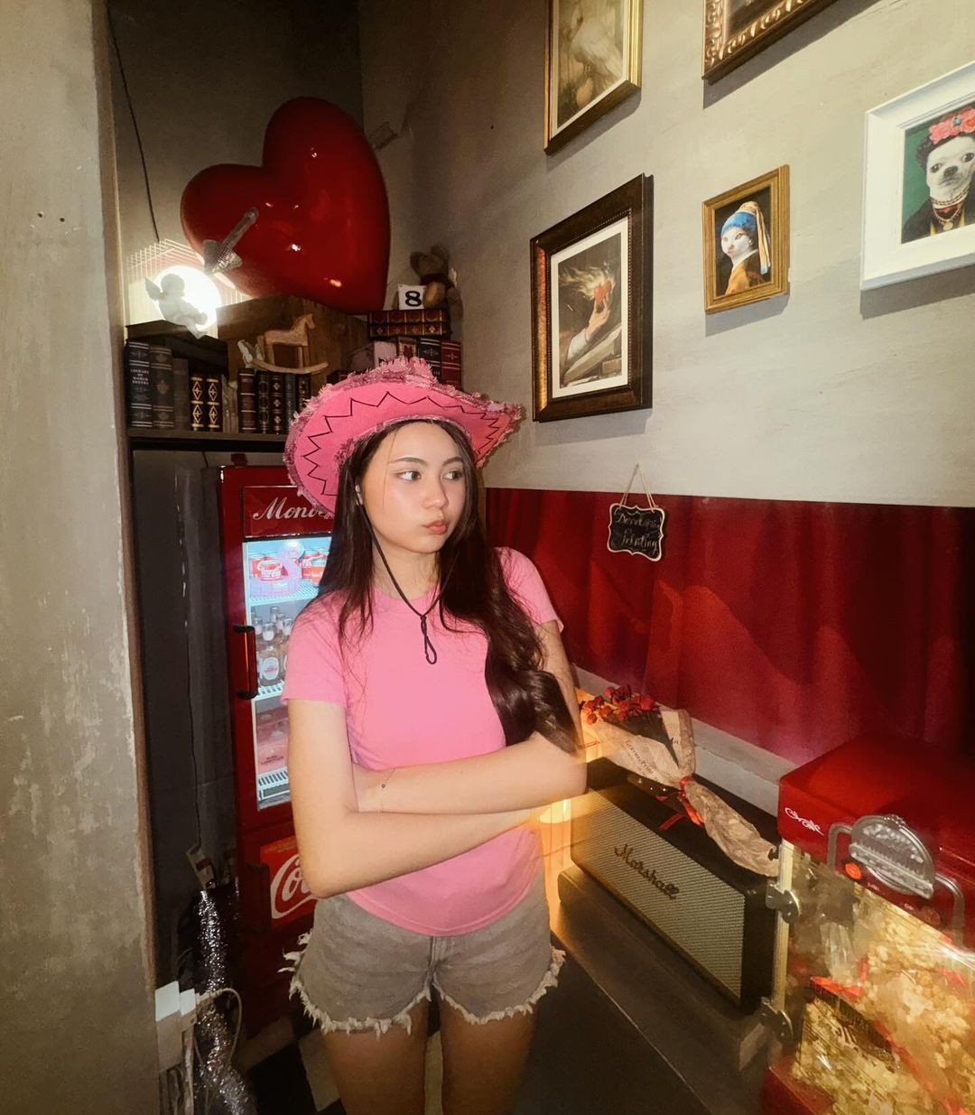 Cô nàng biết cách chọn những trang phục phù hợp với lứa tuổi, và phù hợp với hoàn cảnh.