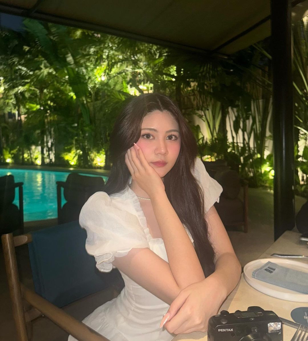 Cô bạn lựa chọn chiếc váy trắng nữ tính, kết hợp lối trang điểm nhẹ nhàng, tinh tế thường thấy.