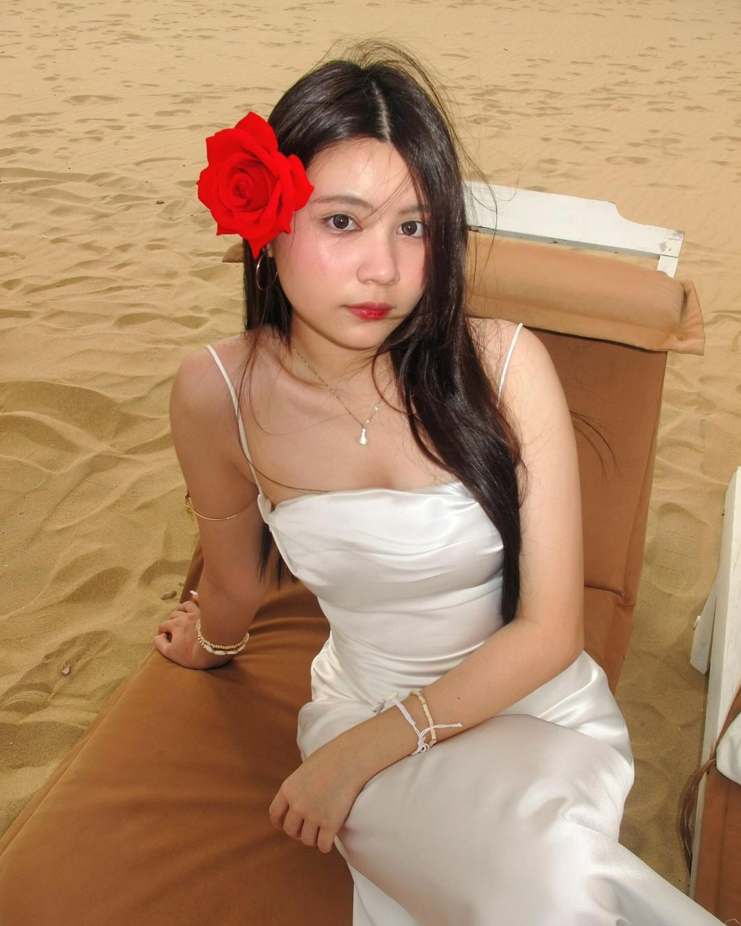 Sở hữu nước da trắng mịn cùng xương quai xanh thon gọn, con gái út nhà Quyền Linh - Mai Thảo Ngọc (Hạt Dẻ) yêu thích diện cho mình các thiết kế có gam màu tối, tập trung vào phần vai.