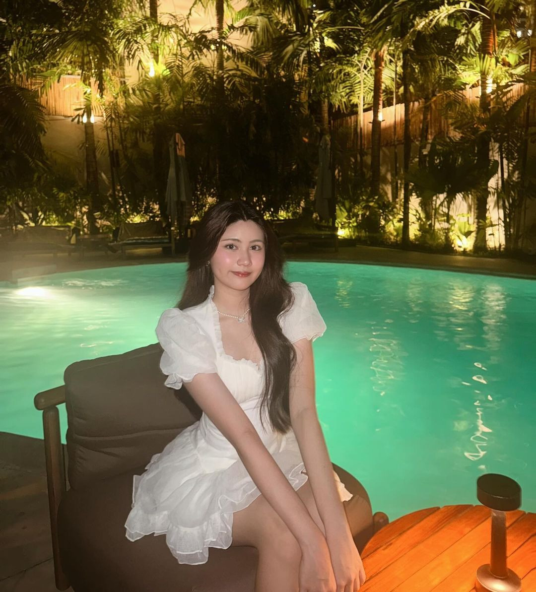 So với những hình ảnh ngày bé, các đường nét trên gương mặt Hạt Dẻ ngày càng sắc sảo hơn, gương mặt thon gọn hơn. Trước đó, khuôn mặt của Hạt Dẻ có phần mũm mĩm, tròn trịa