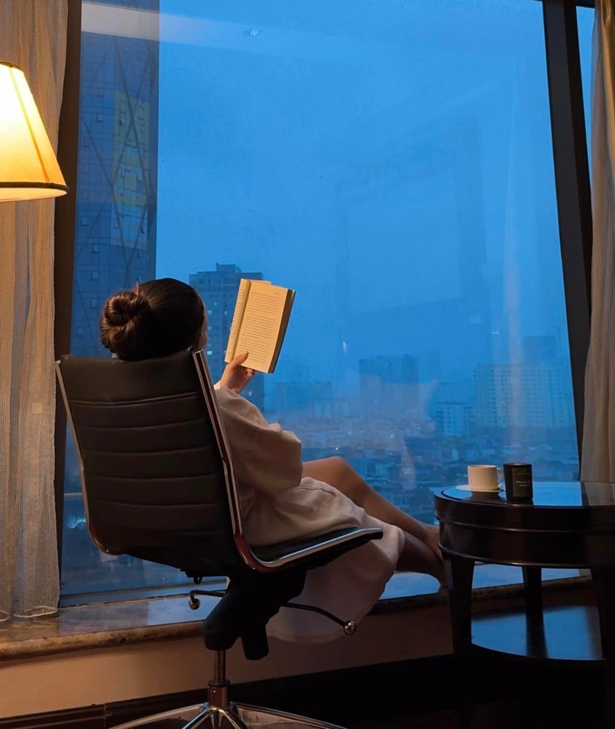 Không cần phải khoe mẽ nhưng khoảnh khắc ngọt ngào bên ông xã, hay những địa điểm check-in sang chảnh, thế nhưng nhiều người vẫn cảm nhận được sự hạnh phúc toát lên trong những bức ảnh bình dị như thế này.