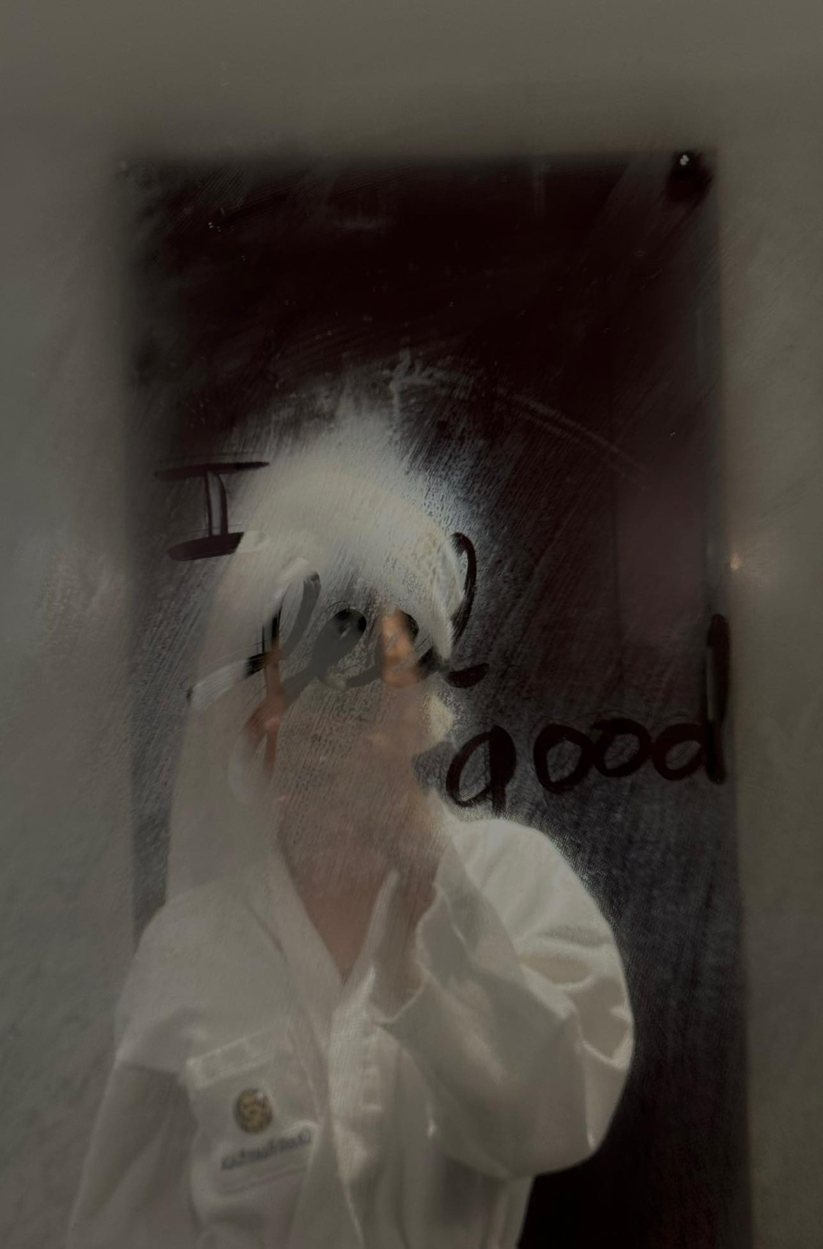 Hay bức ảnh chụp mờ ảo trước gương...