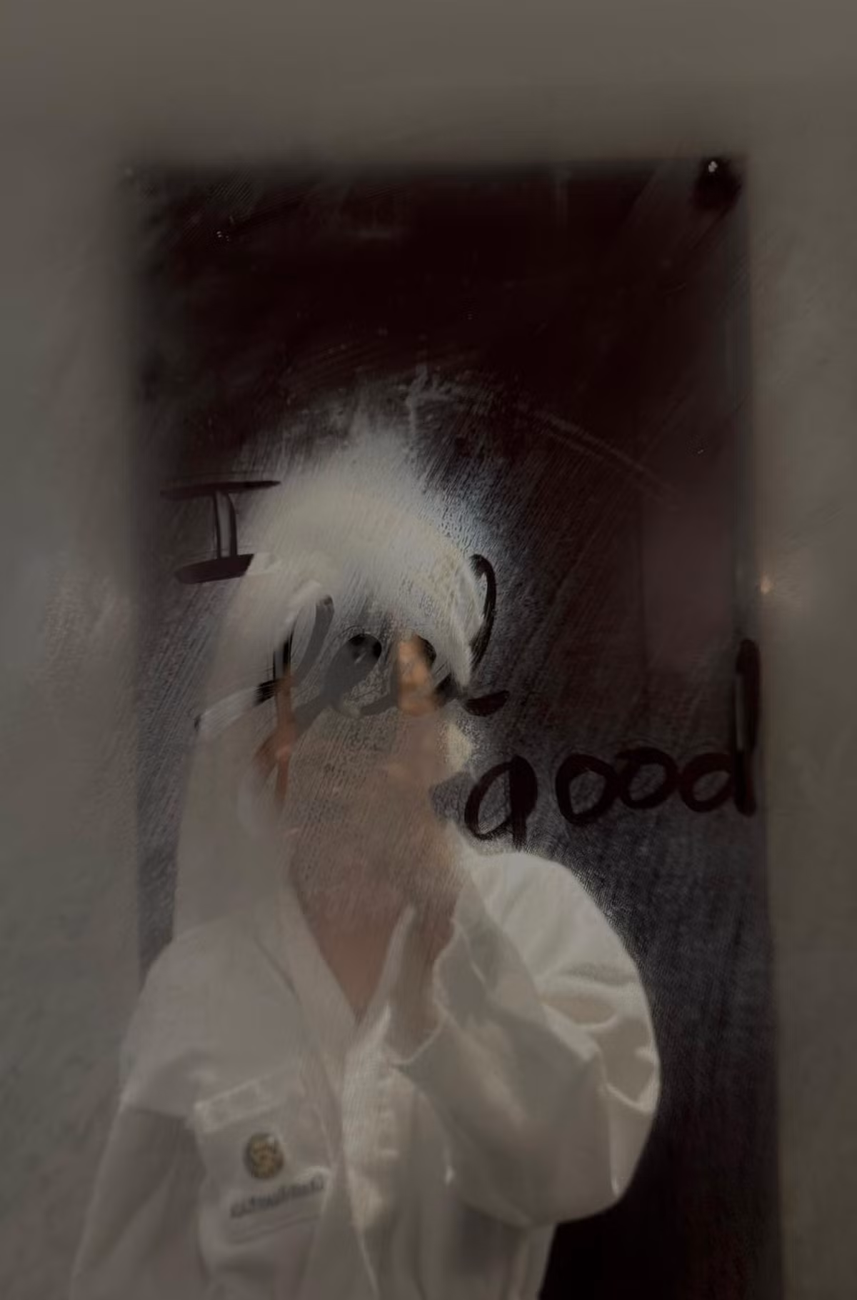 Hay bức ảnh chụp mờ ảo trước gương...