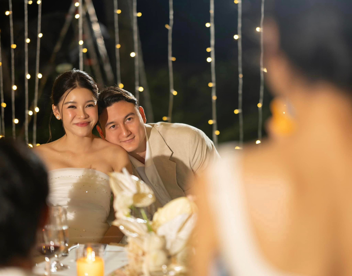 Dù không chia sẻ quá nhiều nhưng cuộc sống hôn nhân giản đơn của cặp đôi luôn khiến nhiều người ngưỡng mộ. Đặng Văn Lâm luôn biết cách thể hiện sự yêu thương và chiều chuộng vợ. Khi có thời gian rảnh, anh không ngại đưa Yến Xuân đi du lịch và tận hưởng những khoảnh khắc ý nghĩa. (Ảnh: FBNV)