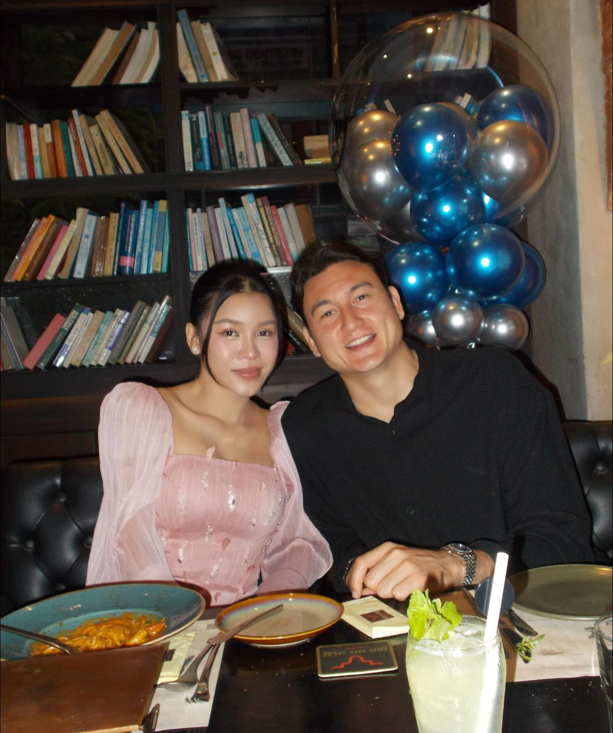 Đặng Văn Lâm ở bên vợ trong ngày quan trọng.