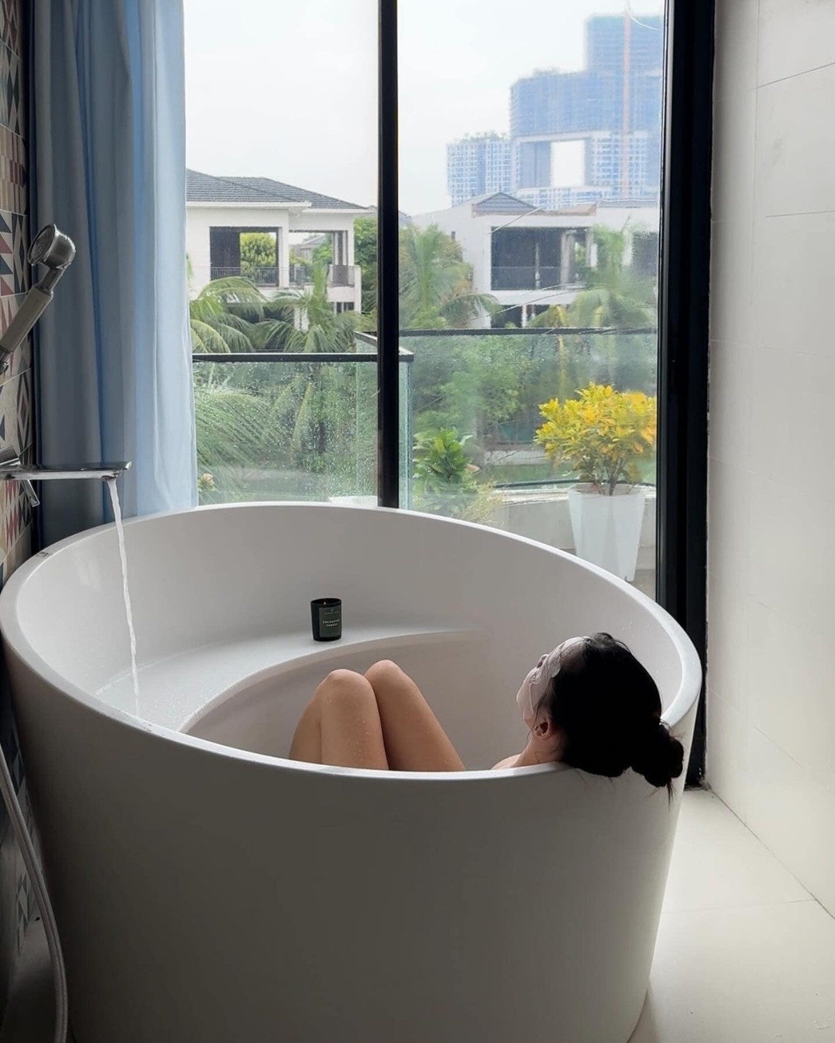 Vốn là người ít chia sẻ hình ảnh cuộc sống cá nhân cũng như tình yêu lên MXH, Yến Xuân thường đăng tải những khoảnh khắc như giãn nhẹ nhàng như đắp mặt nạ, ngâm mình trong bồn tắm...