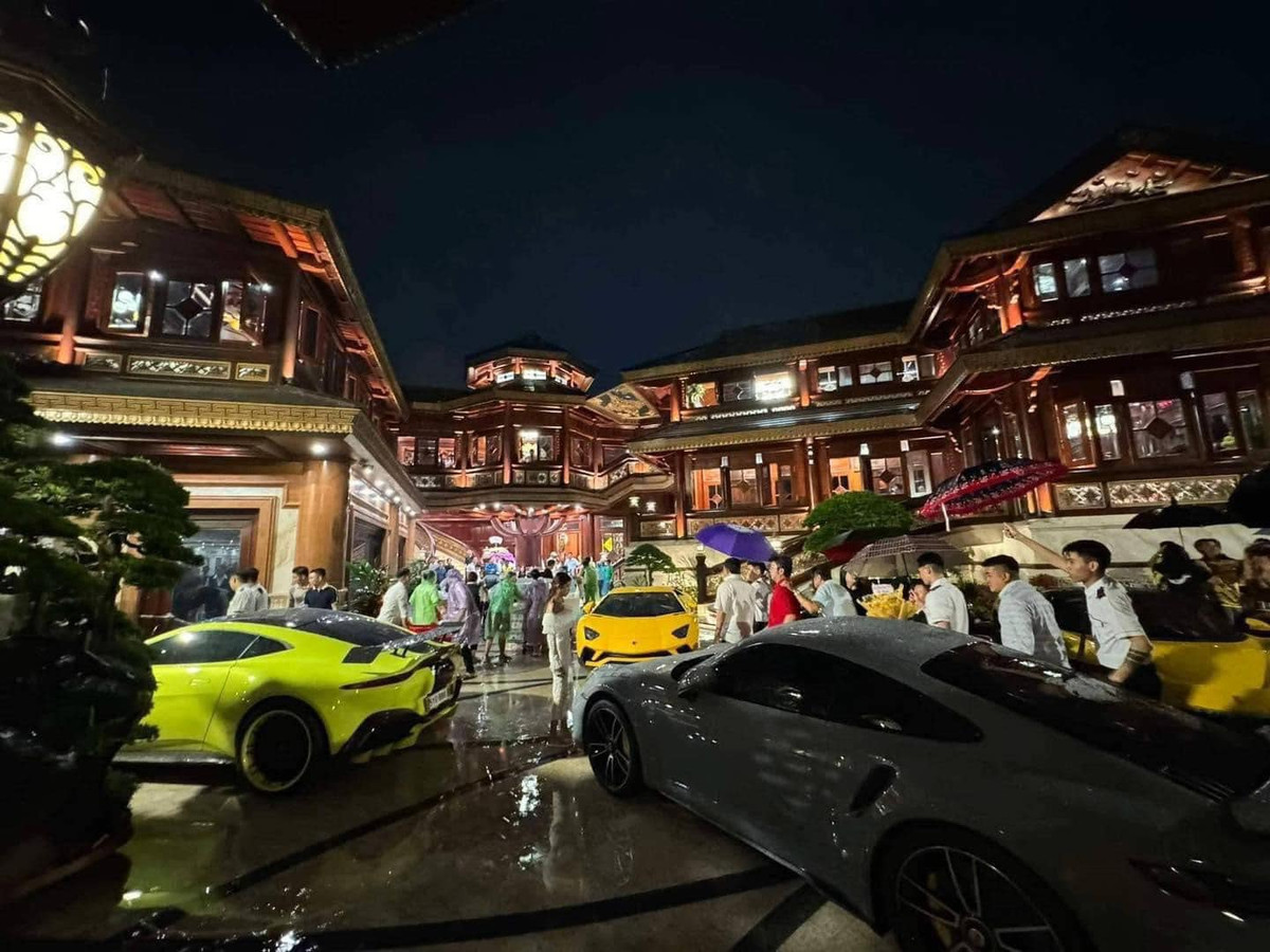 Năm 2022, vợ chồng doanh nhân Mai Lisa từng thu hút sự quan tâm của dư luận khi tổ chức tiệc tân gia căn biệt thự hào nhoáng tại Quận 12, TP HCM. Khác với căn biệt thự được biết đến vào cách đây 2 năm, căn biệt thự mới của vợ chồng doanh nhân có sự bề thế, tráng lệ và thiết kế khác hẳn.