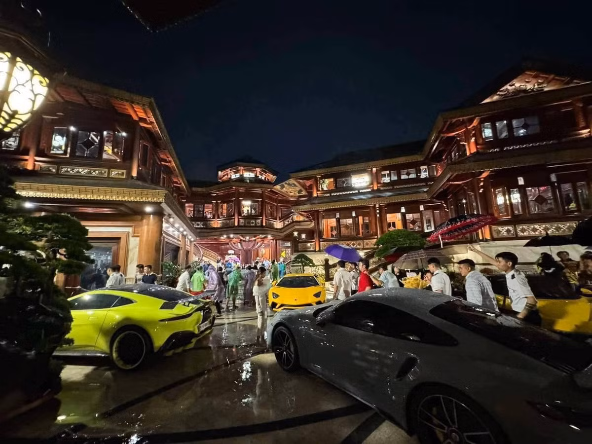 Năm 2022, vợ chồng doanh nhân Mai Lisa từng thu hút sự quan tâm của dư luận khi tổ chức tiệc tân gia căn biệt thự hào nhoáng tại Quận 12, TP HCM. Khác với căn biệt thự được biết đến vào cách đây 2 năm, căn biệt thự mới của vợ chồng doanh nhân có sự bề thế, tráng lệ và thiết kế khác hẳn.