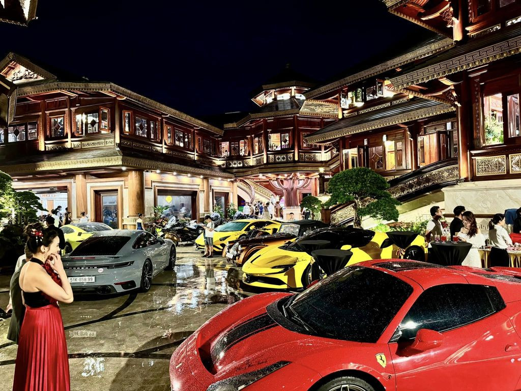 Có thể kể đến một số siêu phẩm mà vợ chồng đại gia này đang sở hữu như: Lamborghini Aventador S LP 740-4, Ferrari 488 Pista Spider, Porsche 911 Turbo S, Aston Martin Vantage, Morgan Plus Six…