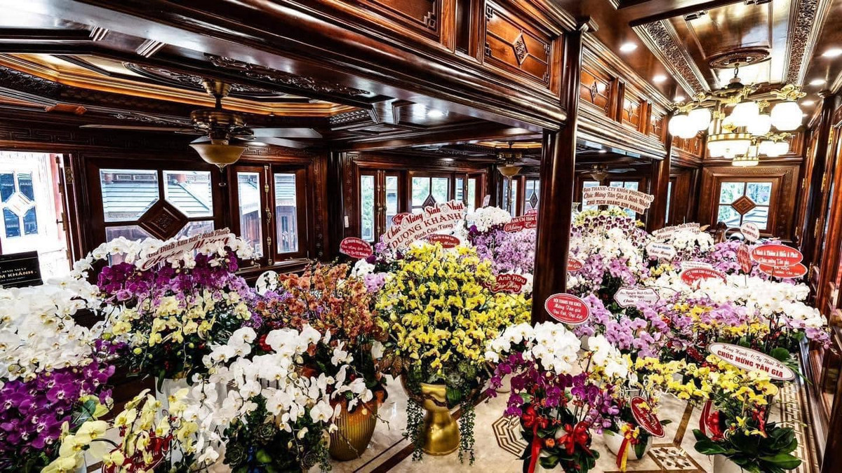 Ngôi nhà mới của vợ chồng doanh nhân ngành thẩm mỹ chẳng khác gì "cung điện" thu nhỏ với sự đầu tư tỉ mỉ từ bố cục lớn đến những chi tiết nhỏ.