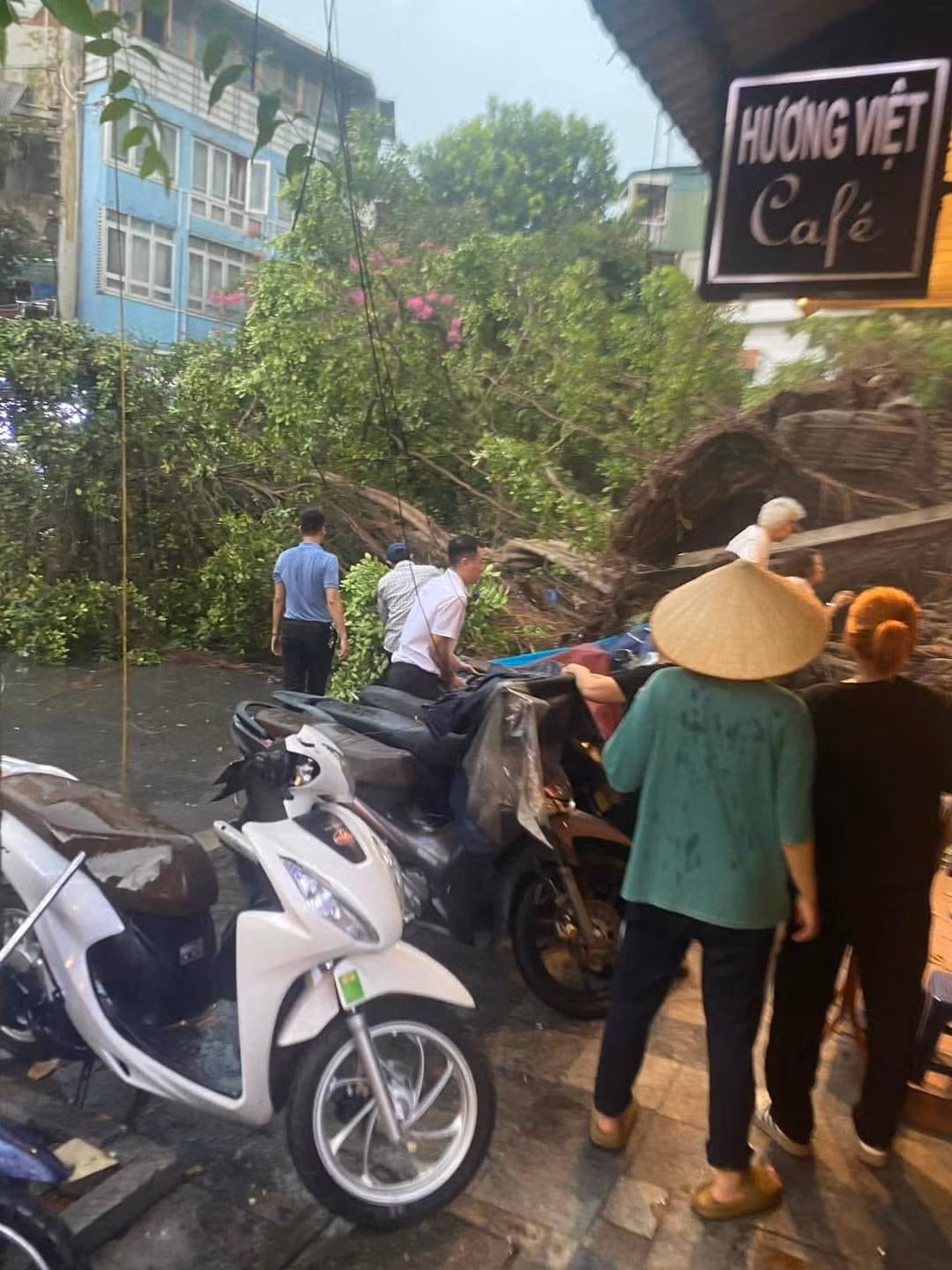 Sau khi cơn giông đi qua, lượng xe cộ tăng cao và bắt đầu xuất hiện tình trạng ùn tắc giao thông. Đến 8h tối, nhiều tuyến đường ghi nhận vẫn có tình trạng tắc đường kéo dài.