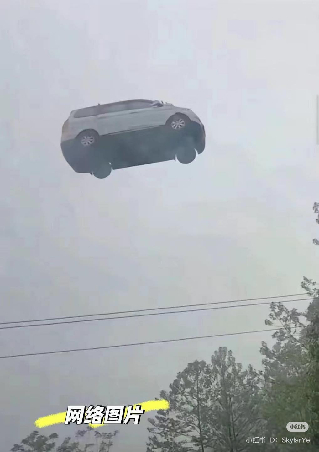 Mưa to, gió lớn kéo theo tình trạng mất điện diện rộng ở Hải Nam, quật đổ hàng loạt cây cối, gây hư hại nhà cửa.