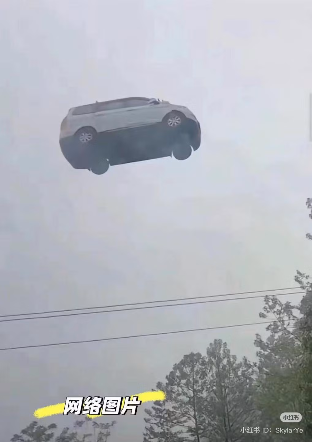 Mưa to, gió lớn kéo theo tình trạng mất điện diện rộng ở Hải Nam, quật đổ hàng loạt cây cối, gây hư hại nhà cửa.