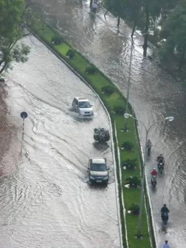 Ô tô "bơi" trên đường Nguyễn Hữu Thọ, Hà Nội sáng 2.11.2008.