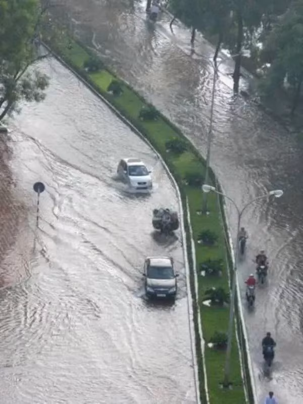 Ô tô "bơi" trên đường Nguyễn Hữu Thọ, Hà Nội sáng 2.11.2008.