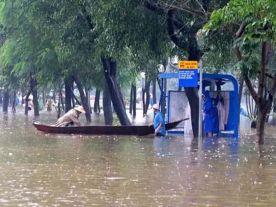 Những hình ảnh này khiến nhiều người nhớ lại hình ảnh về trận bão lũ lịch sử năm 2008. Đã 16 năm trôi qua, thế nhưng những hình ảnh này vẫn còn như in trong tâm trí của nhiều người.