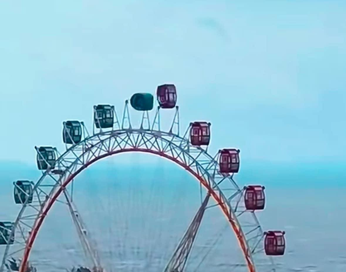 Shanghai Daily dẫn các hình ảnh, video chia sẻ trên mạng xã hội cho thấy khoảnh khắc các cabin trên vòng đu quay khổng lồ tại một khu du lịch bị gió hất tung.