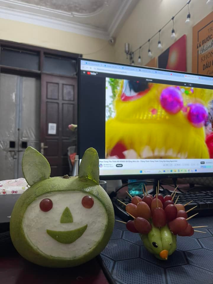 Cũng xem youtube học tỉa quả mà lạ lắm...