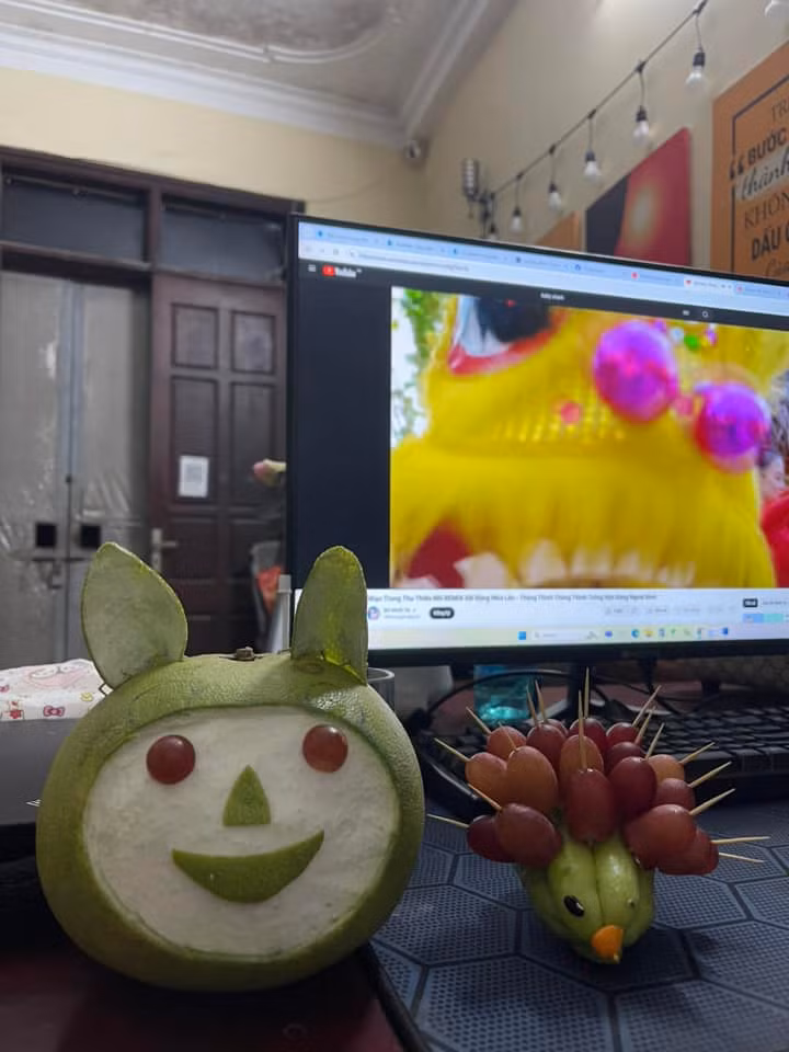 Cũng xem youtube học tỉa quả mà lạ lắm...