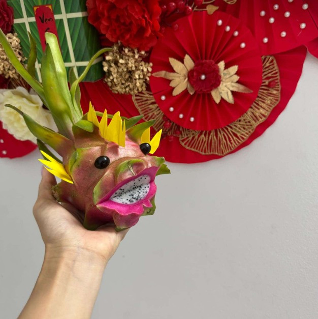 Một chú cá....gì đó không rõ được tạo hình từ quả thanh long.