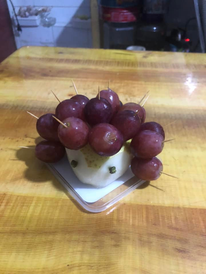 Chú nhím được làm từ những quả nho.