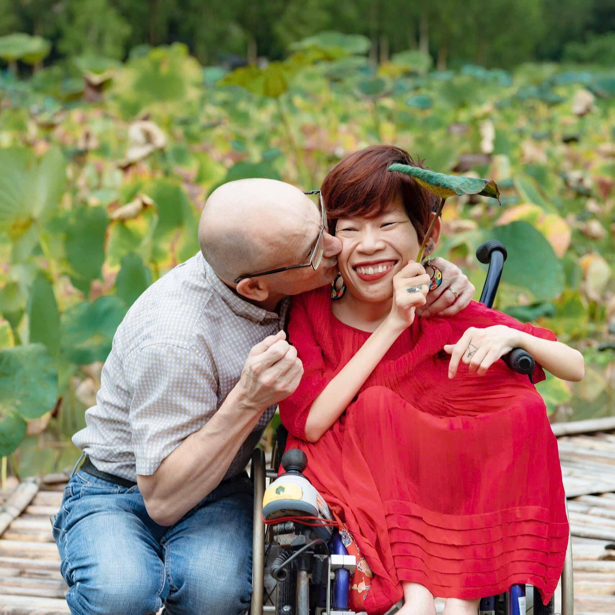 Là một cô gái khuyết tật do bệnh teo cơ tủy sống bẩm sinh, Nguyễn Thị Vân chỉ nặng khoảng 18kg và phải ngồi xe lăn từ bé, ảnh hưởng đến cả hô hấp.