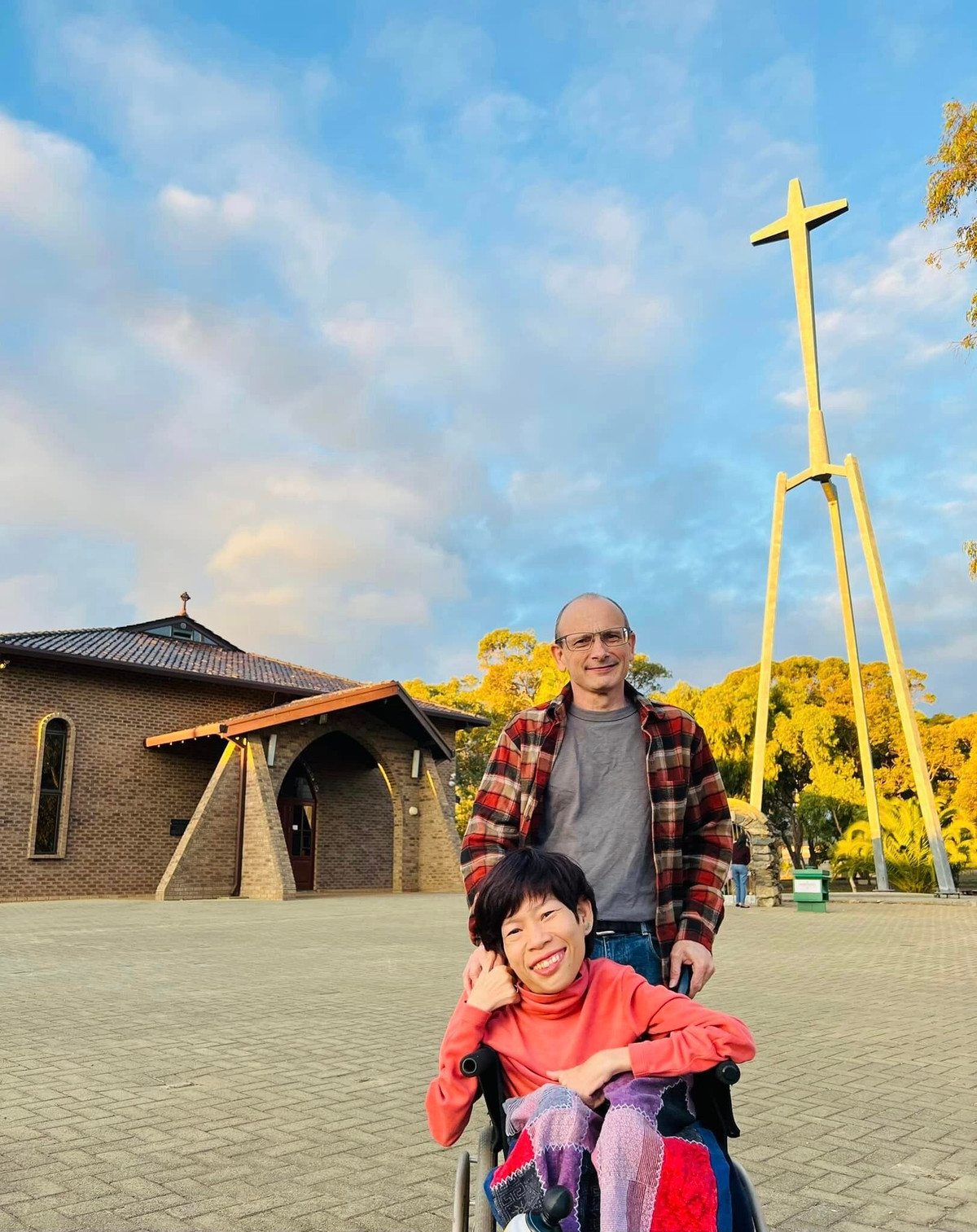 Kết hôn từ năm 2018, đến nay cả 2 đã có gần 7 năm chung sống, tình yêu của cặp đôi ngày càng bền chặt. Trong cuộc sống gia đình, anh Neil muốn tự mình đảm đương mọi việc nhà thay vì thuê người giúp việc. Anh chăm sóc, phục vụ vợ trong từng việc nhỏ, đưa chị đi khắp nơi.