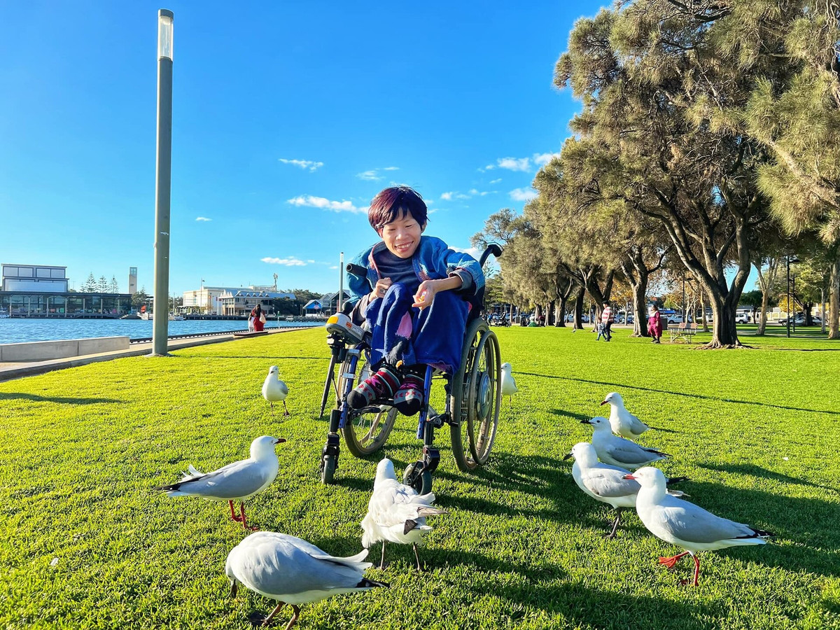 Thế nhưng sự khiếm khuyết về cơ thể không khiến cô nàng mất đi tinh thần sống và trái tim yêu đương nồng nhiệt. Trước khi quen người chồng hiện tại, chị Vân đã có đến 7 người bạn trai. Cơ duyên của cả 2 bắt đầu khi người đàn ông Australia trong 1 lần lướt mạng xã hội Facebook và tình cờ thấy Facebook của chị Vân. Anh bị thu hút mạnh mẽ bởi hình ảnh cô gái khuyết tật Việt Nam có nụ cười rạng rỡ như phát sáng. Anh gửi lời mời kết bạn và thường xuyên để lại bình luận dưới các bức ảnh của chị Vân.