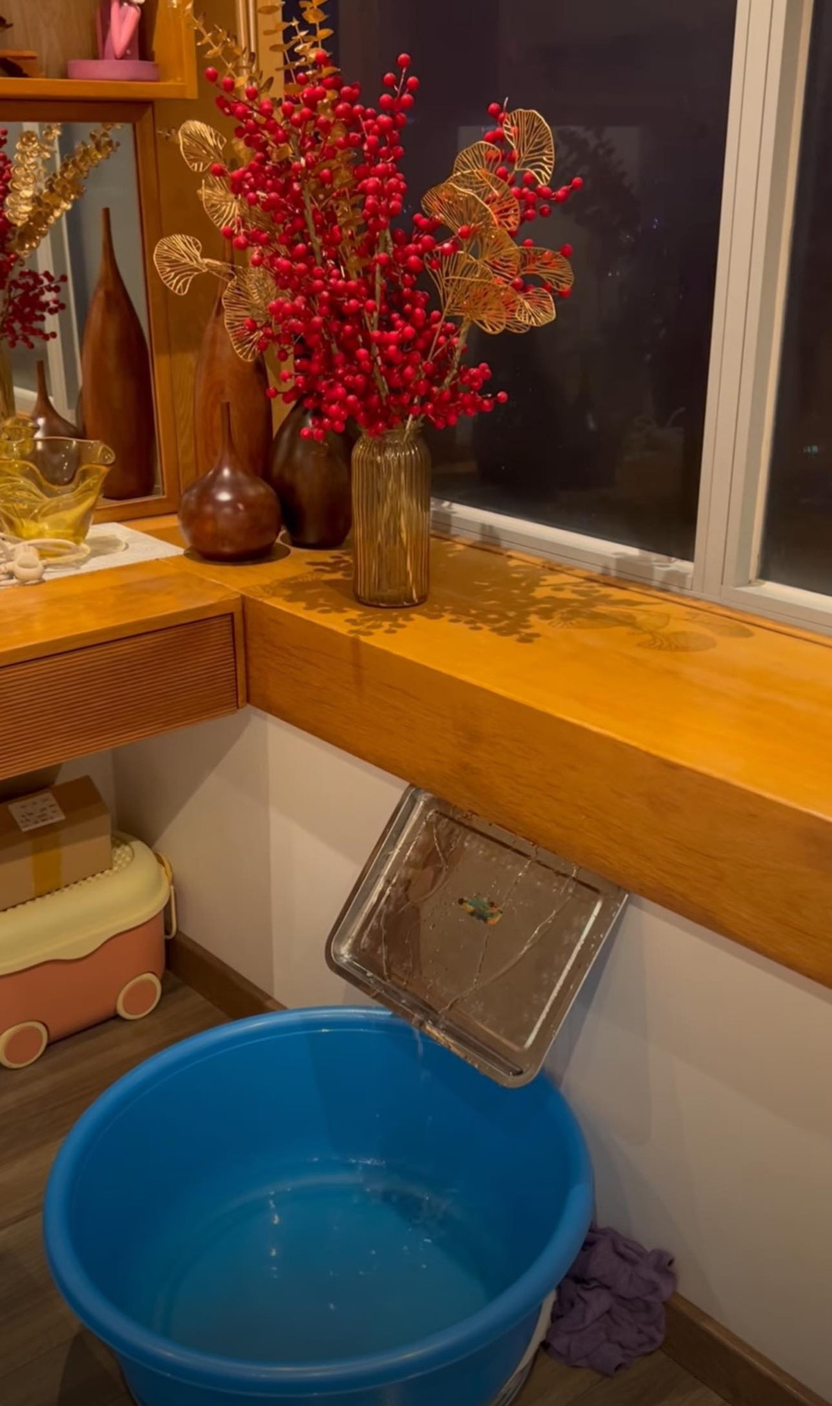 Chiều 7/9, tâm bão Yagi bắt đầu quét qua Hà Nội gây mưa lớn kèm theo gió mạnh khiến nhiều cây cối ở các tuyến đường đổ rạp. Gió mạnh còn khiến nhiều gia đình ở chung cư cao tầng hoang mang, lo sợ.