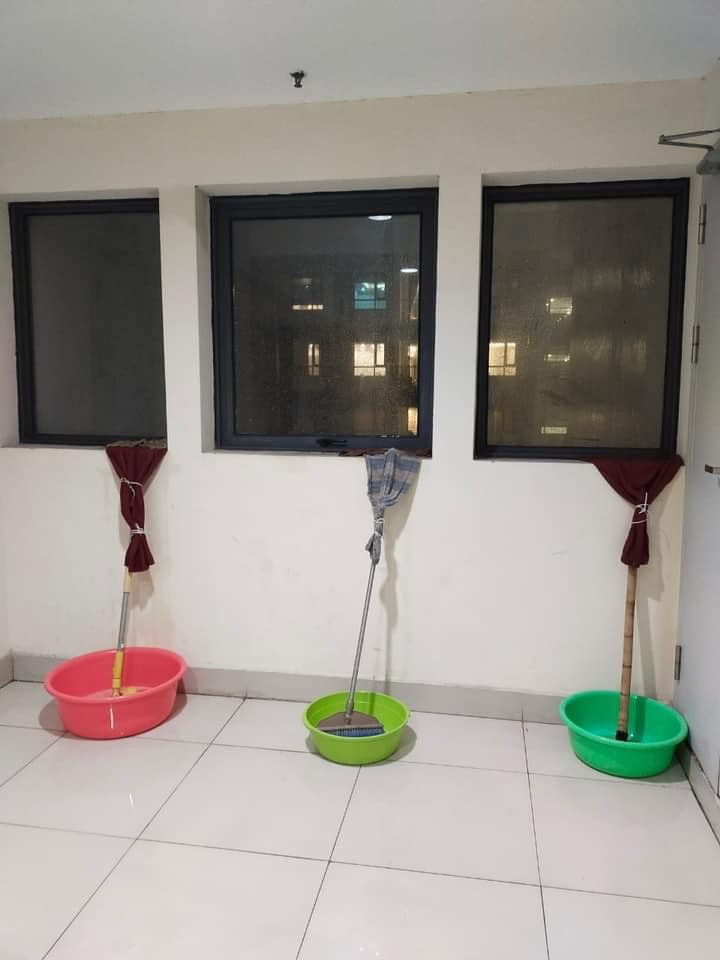 Dùng khăn, chổi và chậu để hứng nước.