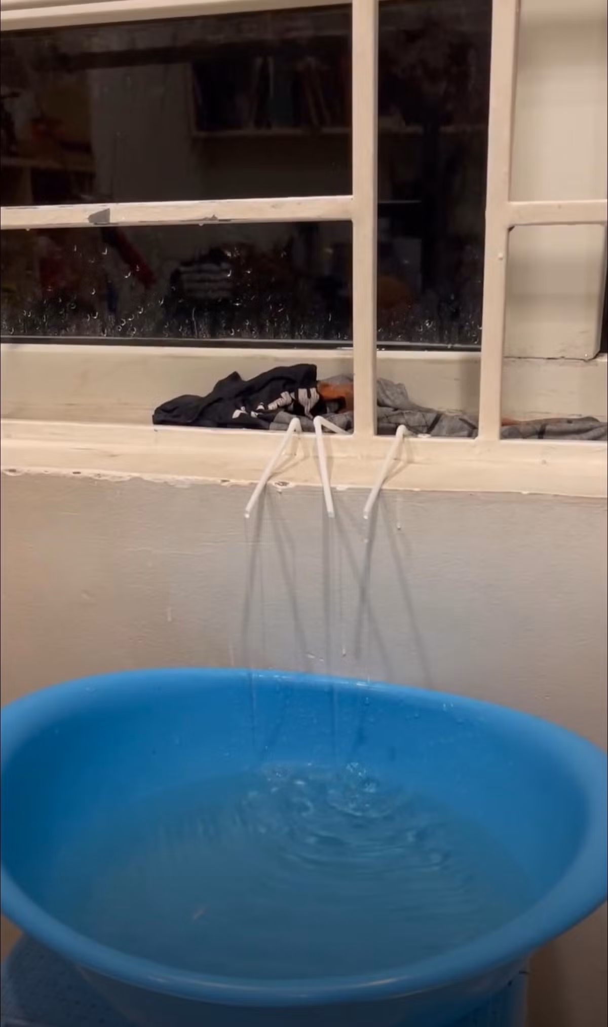 Cách dẫn nước thế này chắc khó ai có thể ngờ đến. (Ảnh: Tổng hợp Facebok)