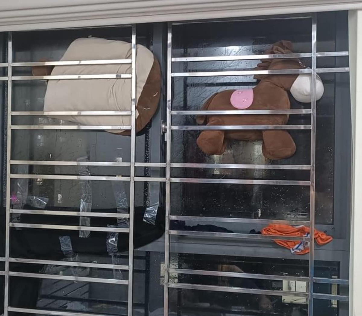 Những con gấu bông giúp cửa đỡ rung lắc, tránh gỡ kính.