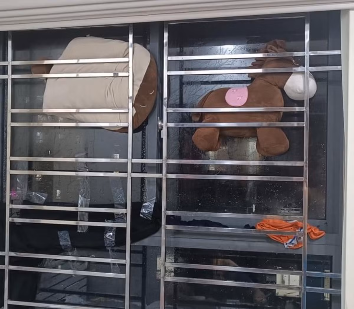 Những con gấu bông giúp cửa đỡ rung lắc, tránh gỡ kính.