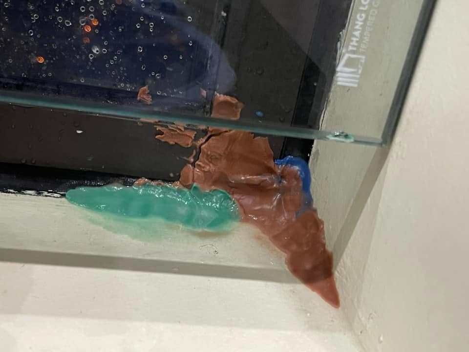 Nhiều người còn chỉ nhau phương pháp dùng đất sét, đất nặn của con để trám lại điểm tiếp xúc cửa sổ với tường.