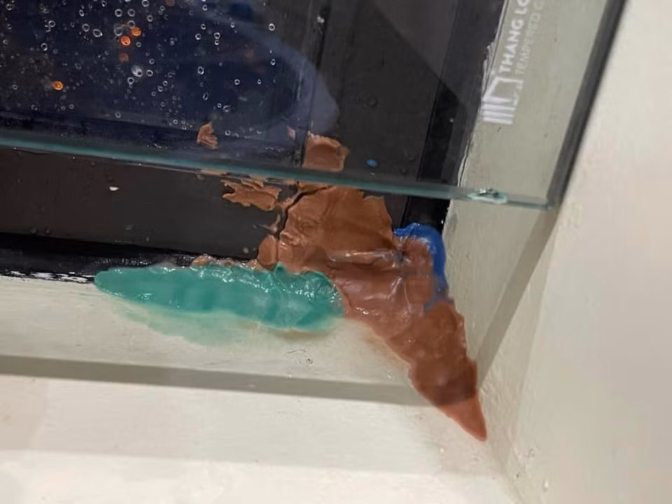 Nhiều người còn chỉ nhau phương pháp dùng đất sét, đất nặn của con để trám lại điểm tiếp xúc cửa sổ với tường.