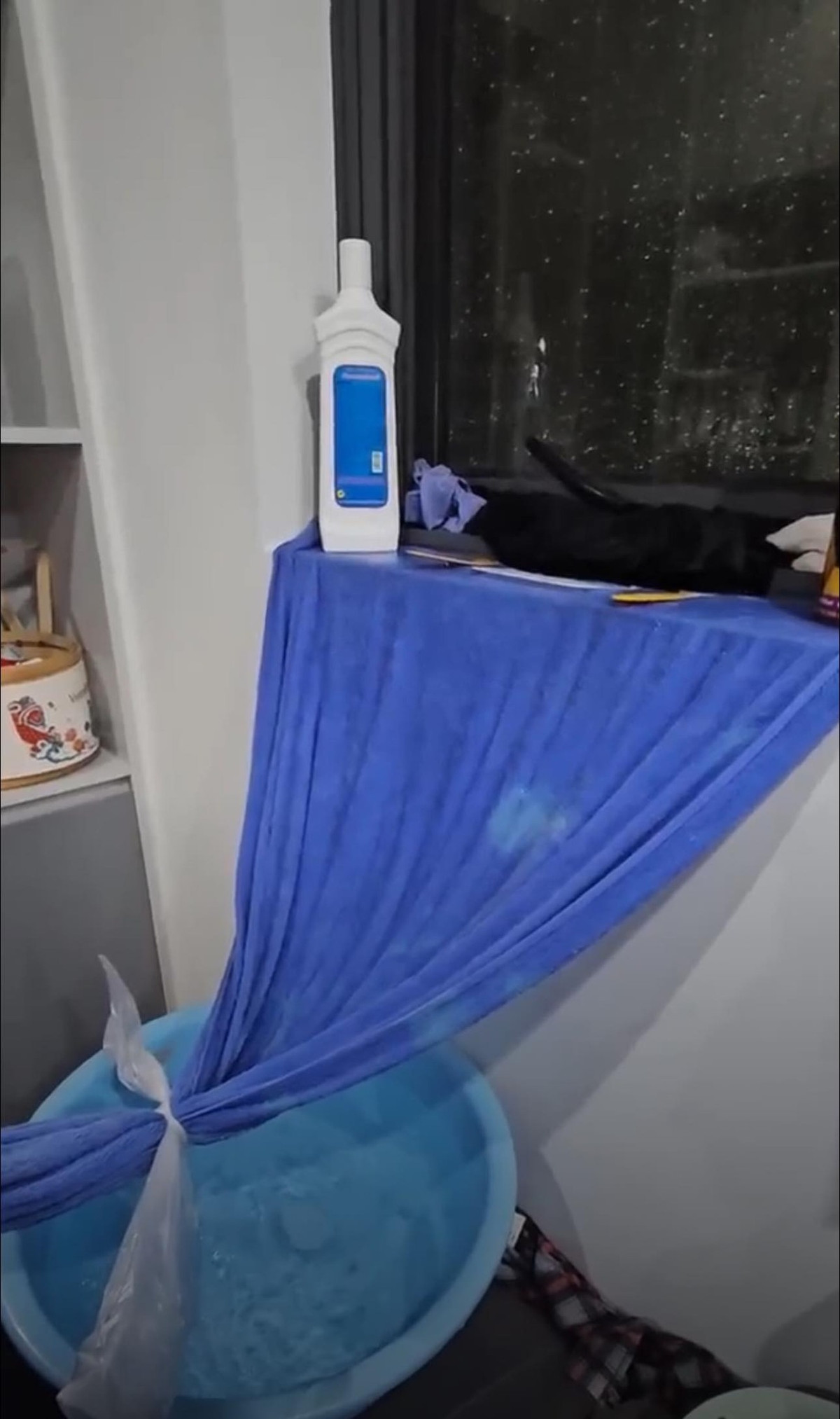 Nhiều gia đình dù đóng kín cửa nhưng mưa gió đập mạnh khiến nước mưa ngấm vào những khe hở.