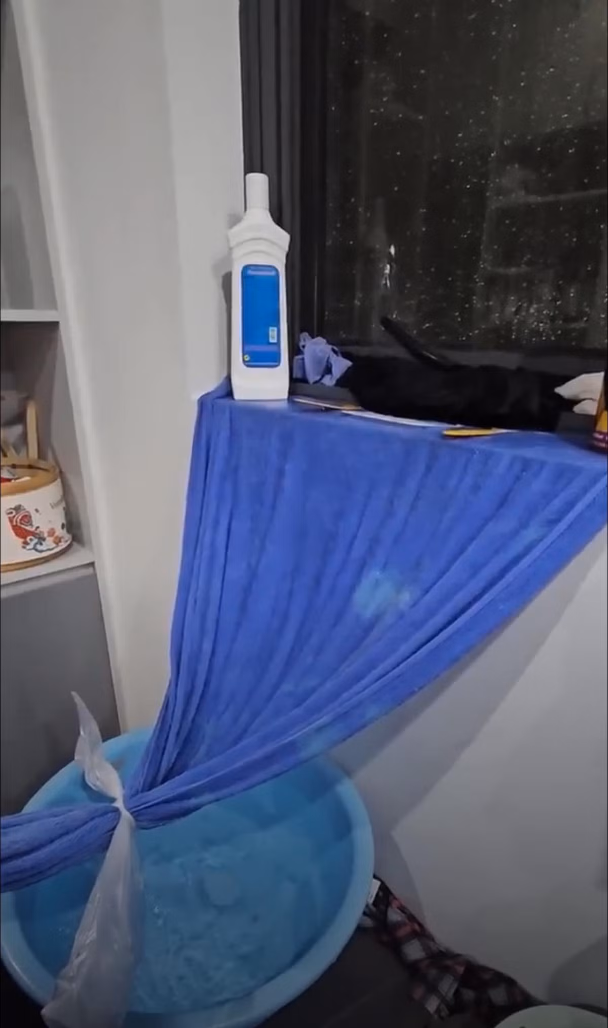 Nhiều gia đình dù đóng kín cửa nhưng mưa gió đập mạnh khiến nước mưa ngấm vào những khe hở.