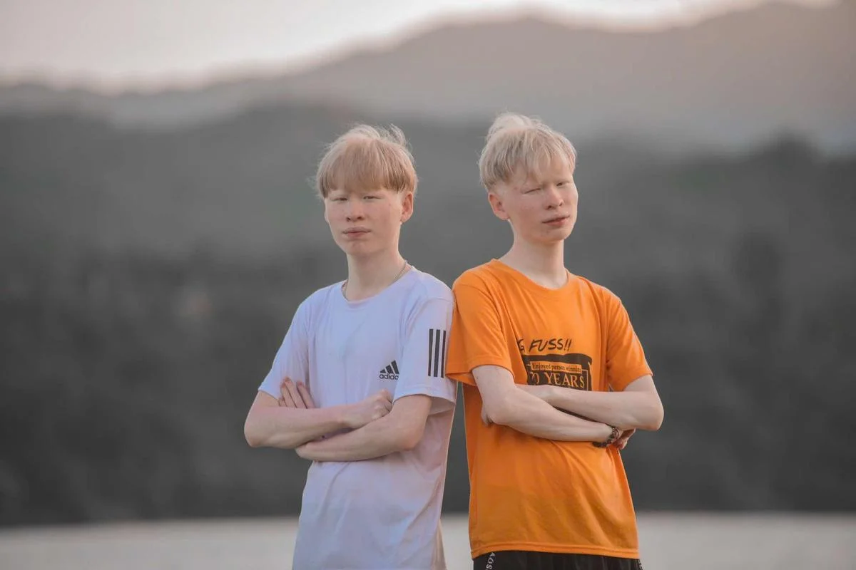 Từ tối đến khuya, cặp song sinh livestream hát hò, kể chuyện, đem lại phút giây thư giãn cho mọi người sau một ngày làm việc căng thẳng.