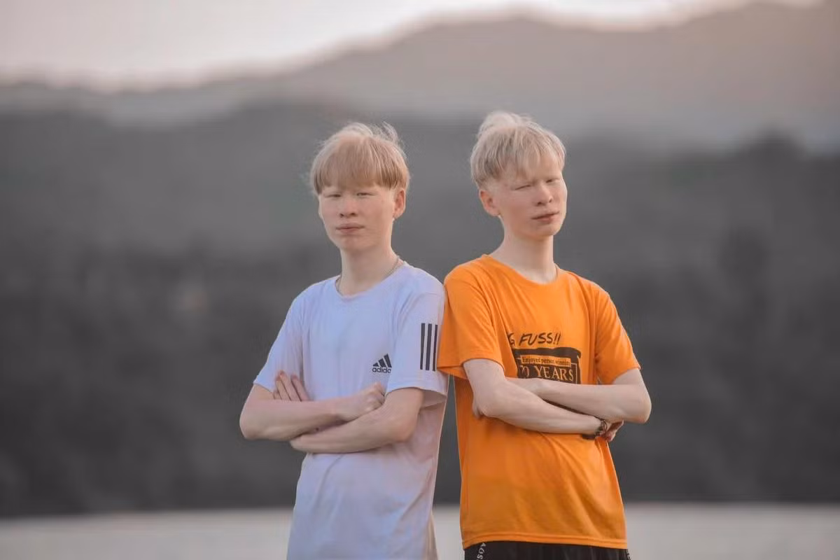 Từ tối đến khuya, cặp song sinh livestream hát hò, kể chuyện, đem lại phút giây thư giãn cho mọi người sau một ngày làm việc căng thẳng.